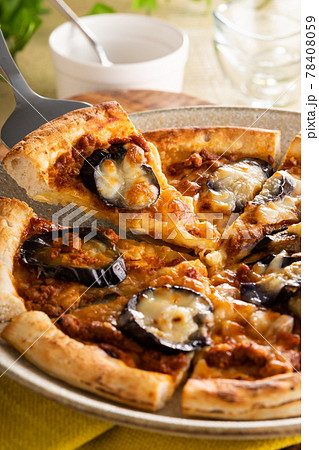 こんがり焼けた、なすと挽肉のトマトソースのピザ 78408059