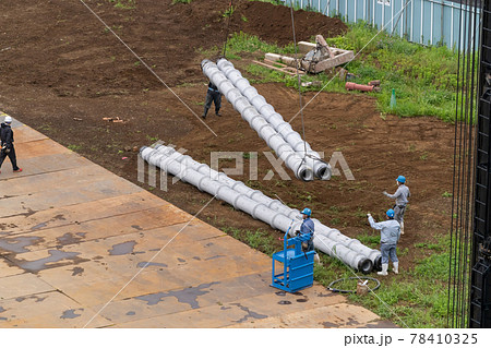 建築現場 基礎工事 摩擦杭搬入 建築現場 基礎工事 摩擦杭搬入 78410325