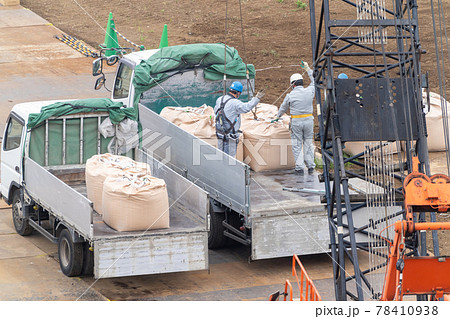 建築現場　基礎工事　セメントミルク搬入 78410938