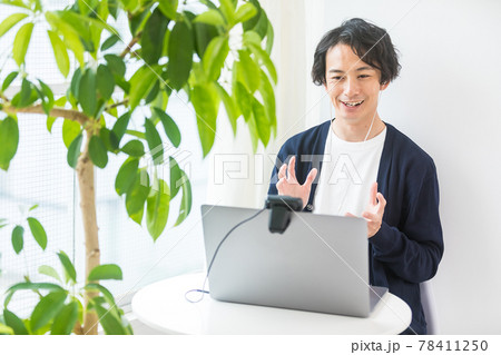 オンラインコミュニケーションする若い男性 オンラインコミュニケーションする若い男性 78411250