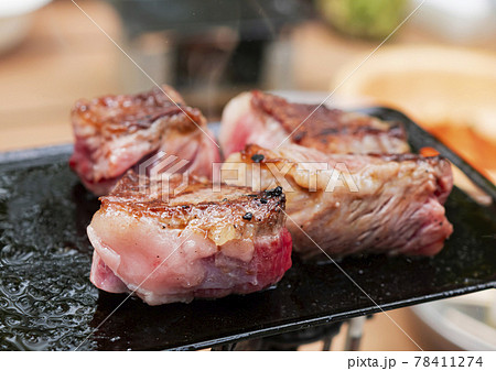山でキャンプで調理するミニ鉄板焼肉【サイコロステーキ】 78411274