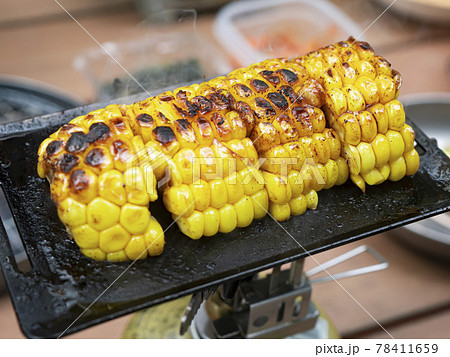 山でキャンプで調理するミニ鉄板焼肉【とうもろこし】 78411659