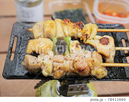 山でキャンプで調理するミニ鉄板焼肉【焼き鳥】 78411660