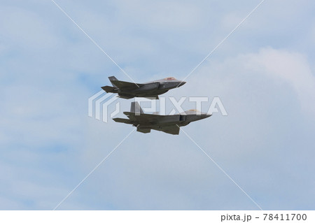 アメリカ空軍F-22&F-35A編隊飛行 78411700