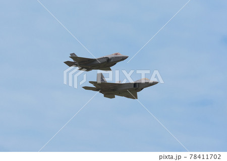 アメリカ空軍F-22&F-35A編隊飛行 78411702
