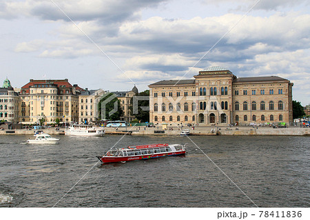 スウェーデン　ストックホルム　旧市街（ガムラスタン）側から国立美術館方面を望む 78411836