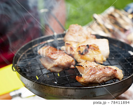 山でキャンプで調理するBBQ焼肉【鶏もも肉】 山でキャンプで調理するBBQ焼肉【鶏もも肉】 78411894