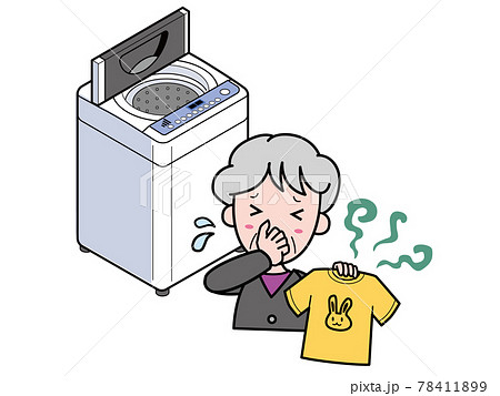 洗濯したTシャツから悪臭がして困っているおばあさん 78411899