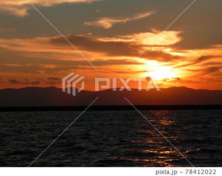 夕焼けに染まる海 78412022