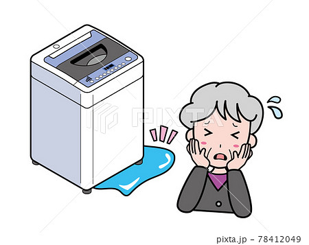 洗濯機から水漏れし困っているおばあさん 洗濯機から水漏れし困っているおばあさん 78412049