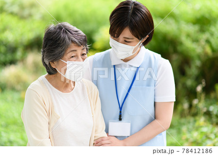 介護　介護士　ヘルパー　シニア　女性　マスク 78412186