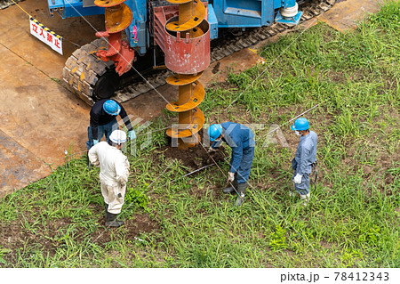 建築現場 基礎工事 オーガスクリュー先行掘削 位置確認 建築現場 基礎工事 オーガスクリュー先行掘削 位置確認 78412343