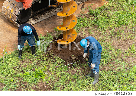 建築現場　基礎工事　オーガスクリュー先行掘削　位置確認 78412358