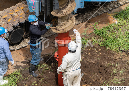 建築現場　基礎工事　オーガスクリュー先行掘削　二本目接続ピン確認 78412367