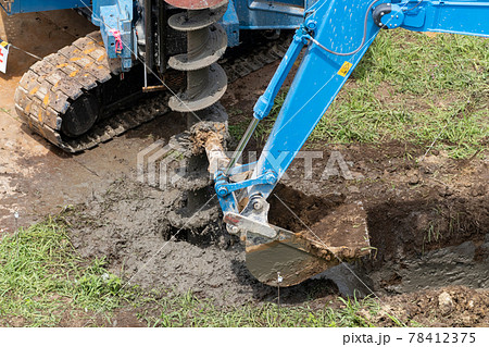 建築現場　基礎工事　オーガスクリュー引き抜き　掘削土落とし 78412375