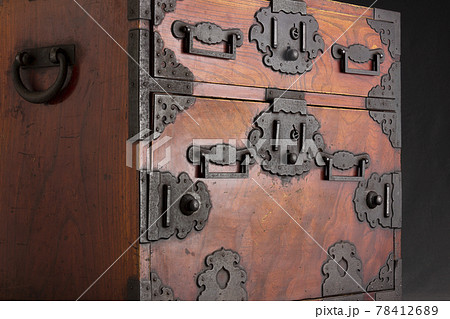 明治期の隠し扉づくりの船箪笥 明治期の隠し扉づくりの船箪笥 78412689