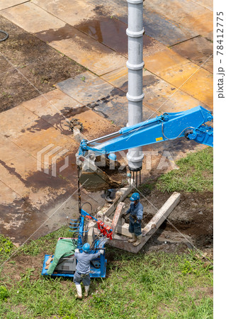 建築現場　杭基礎工事　摩擦杭建て込み02　下杭 78412775