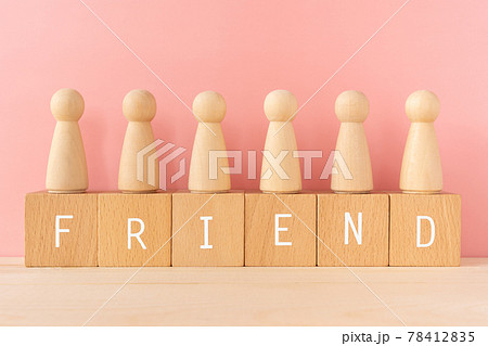 友達|「FRIEND」と書かれた積み木と人型のオブジェ 友達|「FRIEND」と書かれた積み木と人型のオブジェ 78412835