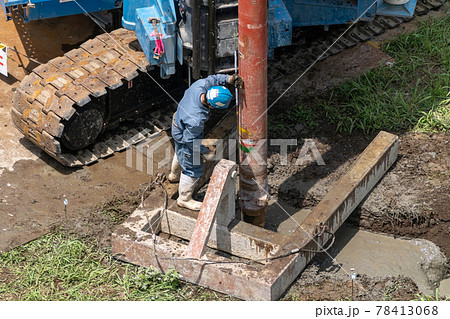 建築現場　杭基礎工事　摩擦杭建て込み　上杭12　高さ確認 78413068