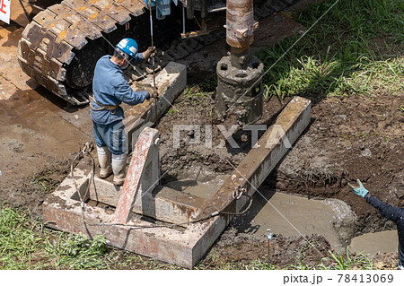 建築現場 杭基礎工事 摩擦杭建て込み 上杭13 高さ確認 建築現場 杭基礎工事 摩擦杭建て込み 上杭13 高さ確認 78413069