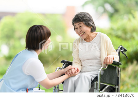 介護　シニア　車いす　介護士　屋外 78413070