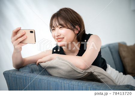 若い女性 スマホ 配信 笑顔 若い女性 スマホ 配信 笑顔 78413720