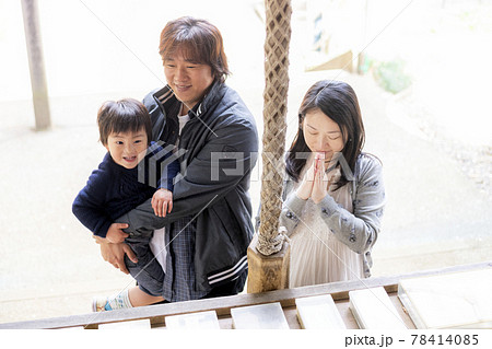神社でお参りをする家族連れ 神社でお参りをする家族連れ 78414085