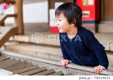 神社にいる3歳の子供 78414624