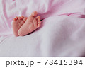 Baby's feet under a pink blanket 78415394