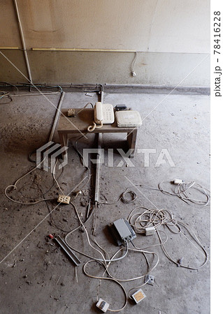 廃屋の電話器 78416228