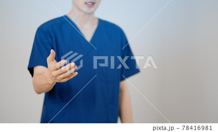 スクラブを来た笑顔の医者 78416981