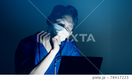 夜の病院でラップトップを眺める医者 夜の病院でラップトップを眺める医者 78417223