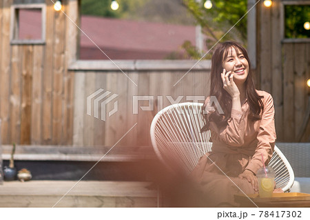 若い女性 花 椅子 78417302