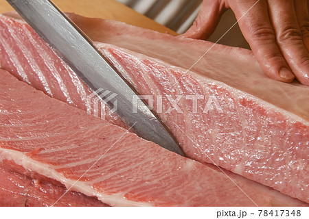 マグロを捌く板前 78417348