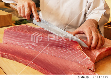 マグロを捌く板前 78417349