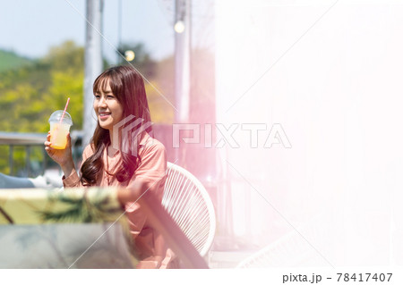 若い女性 女性 女 78417407