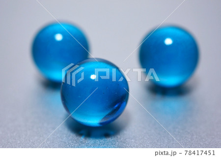 青いビー玉の写真素材 [78417451] - PIXTA 
