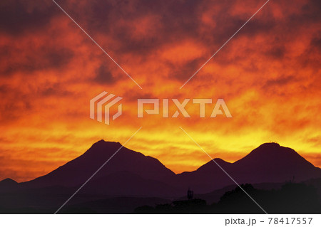 山並みと夕焼け雲 78417557