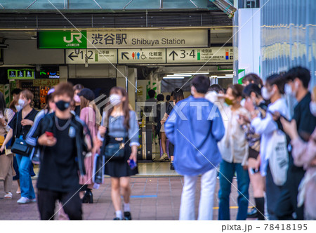日本の東京都市景観 3度目の緊急事態宣言再延長下。渋谷駅前(ハチ公口）には多くの人出＝6月2日 78418195