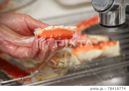 タラバガニの調理 78418774