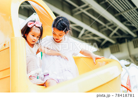 公園で仲良く遊ぶ姉妹 公園で仲良く遊ぶ姉妹 78418781