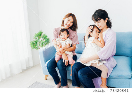 お家に集まる子育て中のママたち お家に集まる子育て中のママたち 78420341