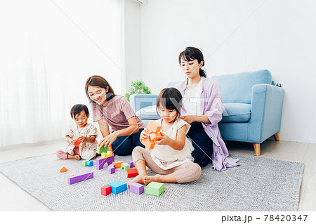 お家に集まる子育て中のママたち 78420347