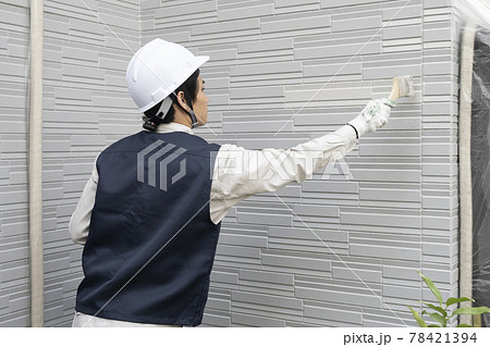 刷毛で戸建て住宅の外壁を塗る塗装職人 78421394