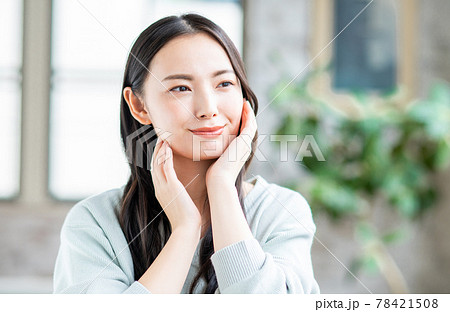 肌の潤いを実感する若い女性 肌の潤いを実感する若い女性 78421508