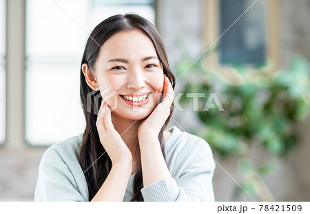 肌の潤いを実感する若い女性 78421509
