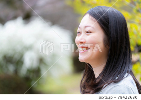 笑顔の女性のクローズアップ 笑顔の女性のクローズアップ 78422630