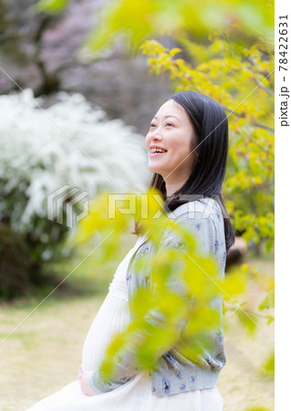 マタニティフォトのイメージ 妊婦のポートレート 78422631