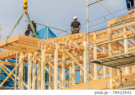 木造二階建て住宅の棟上げ 上棟 木造二階建て住宅の棟上げ 上棟 78422642