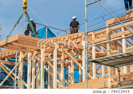 木造二階建て住宅の棟上げ　上棟 78422643